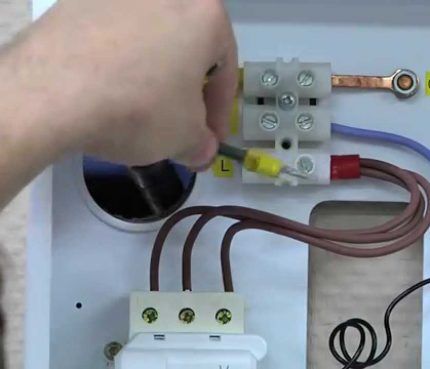 Connecting an electric heating boiler