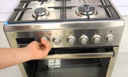 Turning off the gas stove