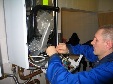 Gasman travaillant avec une chaudière