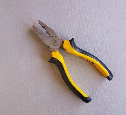 Hawakan ang mga pliers sa pagtanggal