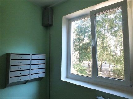 Offenes Fenster im Eingangsbereich