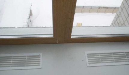 Decorative ventilation grille in the window sill