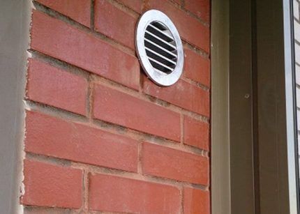 Installation d'une vanne de ventilation murale