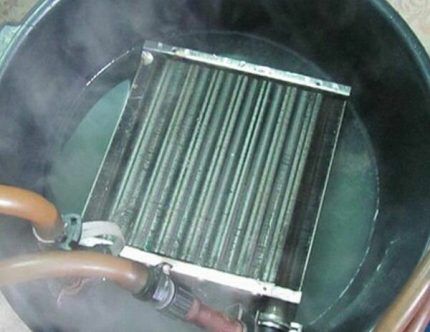 Nililinis ang heat exchanger sa pamamagitan ng pagpapakulo