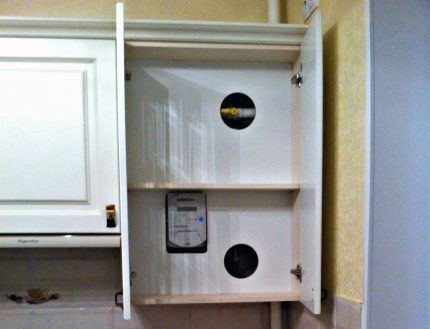 Installing a gas meter in a cabinet with a double bottom