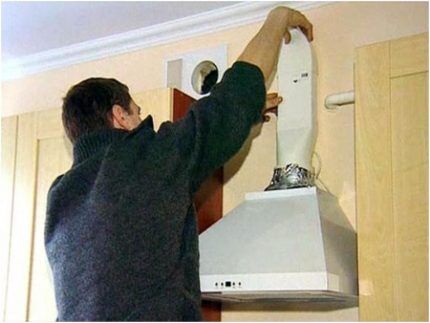 Instalación de una campana de cocina. 