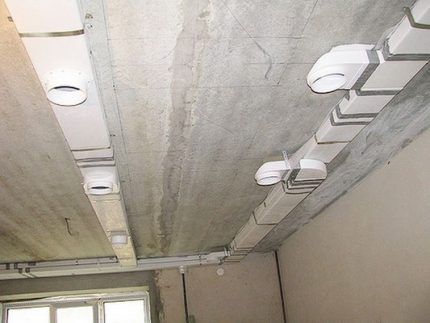 Installation of ventilation ducts along the ceiling