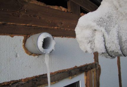 Glace sur le tuyau de ventilation