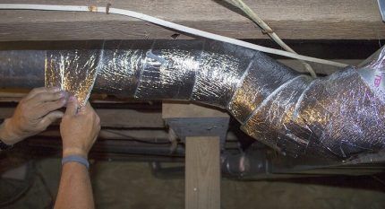 Insulating the pipe with foil-insulating tape