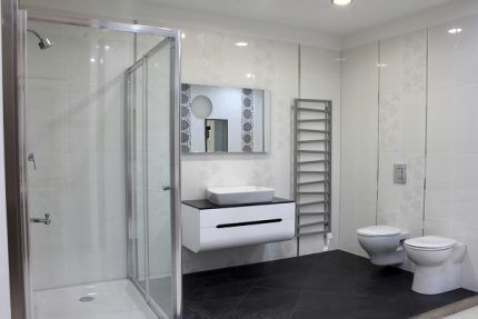 Battery in the form of a heated towel rail