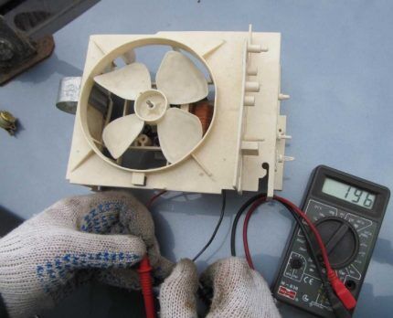 Memeriksa sistem elektrik peranti dengan multimeter