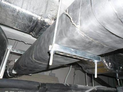 Laying air ducts on a traverse