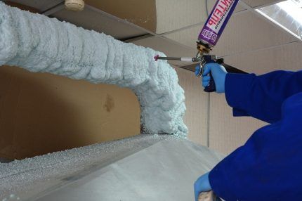 Polyurethane foam for pipes in a can