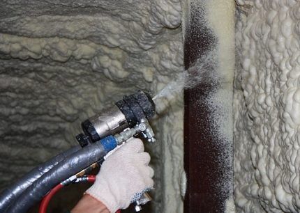 Applying polyurethane foam to a pipe