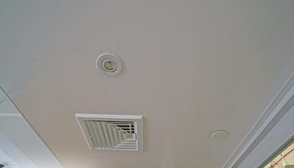 Ceiling ventilation grille