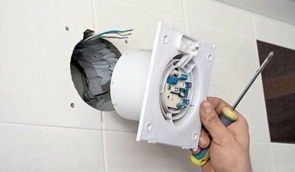 Installation of a fan in an air duct