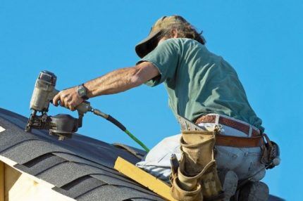 Installer on the roof of a house