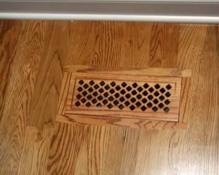 Laminate floor with ventilation grille