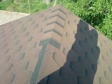 Blind ridge on flexible tiles