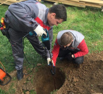 Installatie van aardgeleiders in de grond