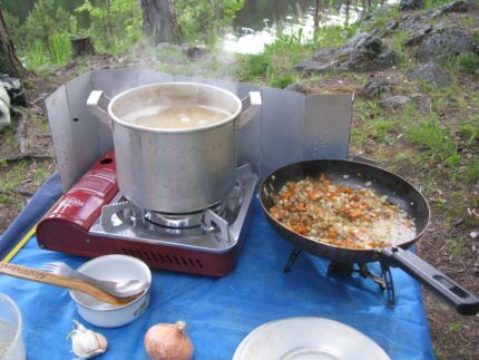 Pan på komfyren under sylinderen