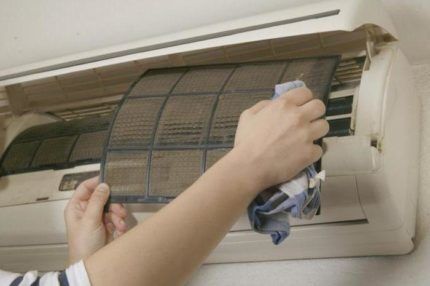 Cleaning the air conditioner filter