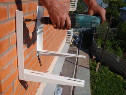 Installation of brackets for placing the air conditioner 