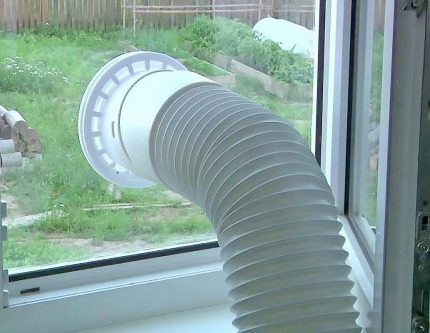 Vent with corrugation for mobile air conditioner