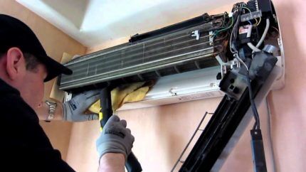 Master cleaning air conditioner with vacuum cleaner