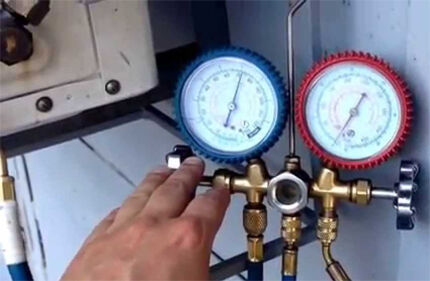 Connecting a pressure gauge station to an air conditioner