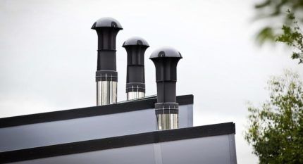 Ventilatiebuizen op het dak