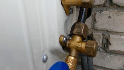 Refrigerant pipe tap