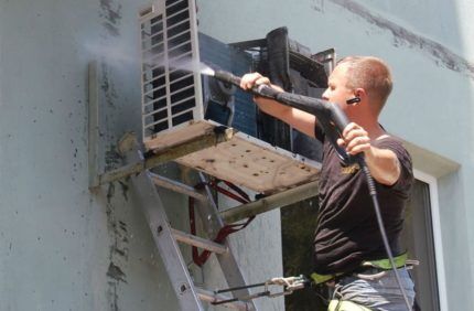 Het doorspoelen van de radiator van de externe airconditionerunit