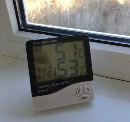 Elektronisches Hygrometer am Fenster