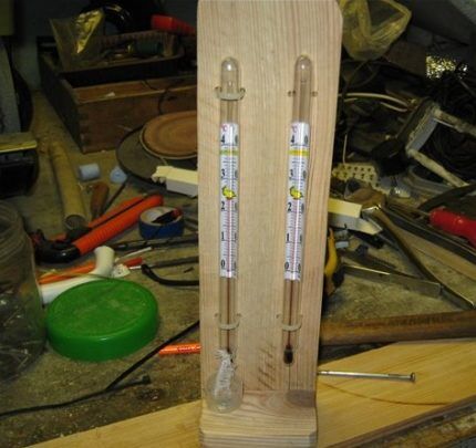 Psychometer made of two thermometers