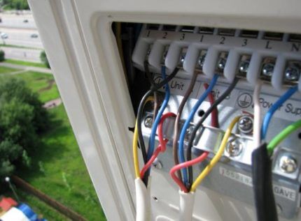 Connection of outdoor and indoor air conditioner units 