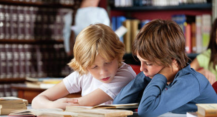 Kinderen die een boek lezen