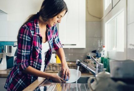 A pia é uma fonte de umidade na cozinha