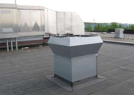 Supply fan on the roof