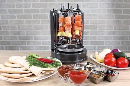 Vertical electric kebab maker on the table