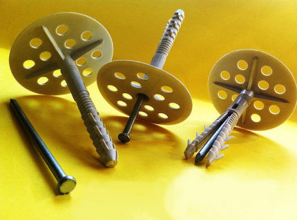 Disc-shaped dowels for installing insulation