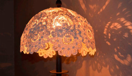 Lampadaire en serviettes en dentelle