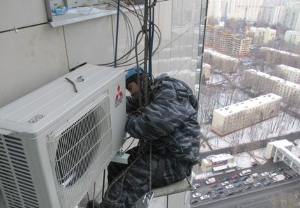 Installation of the basket and air conditioner by a climber
