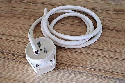 Wire and plug for electric stove