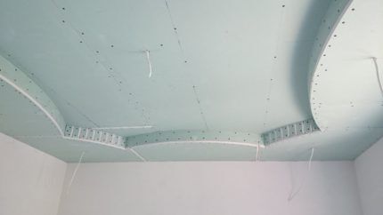 Wavy ceiling shape