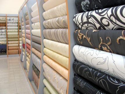 Assortment ng non-woven at vinyl wallpaper sa tindahan