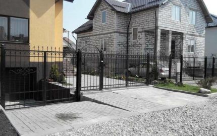 Lattice swing gate