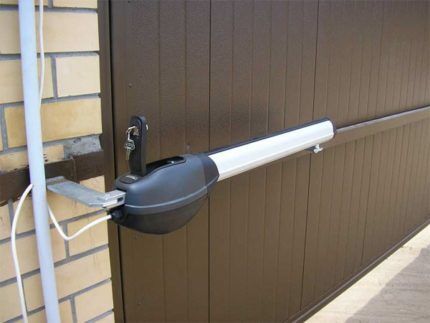 Electric swing gate drive