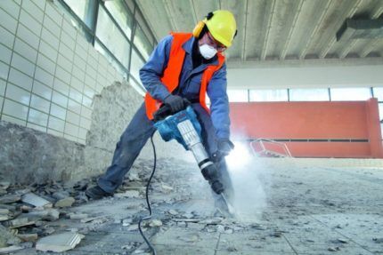 Démontage de la surface avec un marteau-piqueur