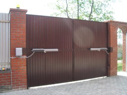 Automatic gates with linear drive